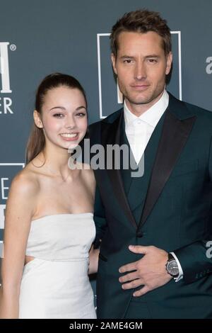 Justin Hartley und seine Tochter Isella Justice Hartley nehmen am 12. Januar 2020 am 25. Jährlichen Critics' Choice Award im Barker Hangar in Santa Monica, Los Angeles, Kalifornien, USA, teilzunehmen. Weltweite Verwendung Stockfoto