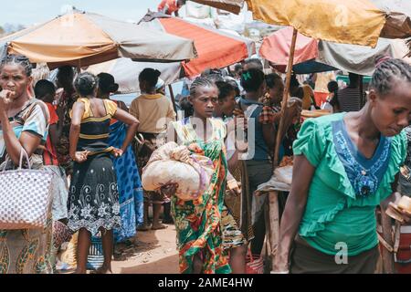 Sofia, MADAGASKAR 4.2016: Madagassische Frauen auf dem farbenfrohen ländlichen Marktplatz in der Stadt Sofia. Madagaskar, 4. November. 2016 Stockfoto