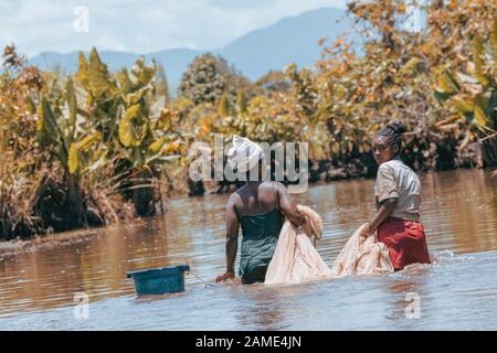 Maroantsetra, MADAGASKAR OKTOBER: 19.2016: Madagassische Frau, die auf dem Fluss fischt, mit der Technik, die Netz aus Wasser zieht. Der Alltag der Menschen in der madagassischen Welt Stockfoto