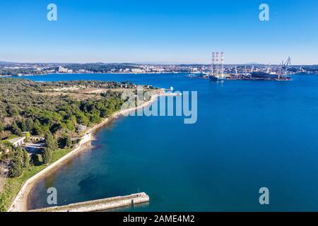 Ein Luftbild von Pula, Blick auf den Industrieteil und die ehemalige Werft Istrien, Kroatien Stockfoto