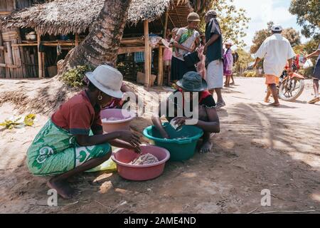 Maroantsetra, MADAGASKAR OKTOBER 20.2016: Einheimische Frauen sortieren Fang auf Dorf gemein nach Seefischerei. Der Alltag indigener Völker in Madagaskar Stockfoto