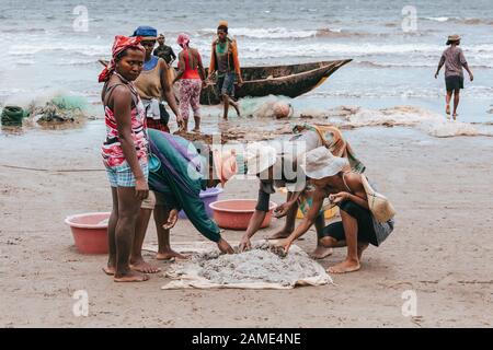 Maroantsetra, MADAGASKAR 19.2016: Einheimische Frauen fangen nach dem Fischfang am Strand. Das tägliche Leben der indigenen Völker in der Landschaft von Madagaskar. Stockfoto