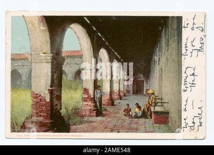 The Corridor, Mission San Juan Capistrano, California Postcard-Seriennummer: 9262 Wurde Detroit Publishing Company. Neuer Aufdruck mit Künstler-Palettenmarke. Enthaltene Bilder mit Daten vor 1906.; The Corridor, Mission San Juan Capistrano, Kalifornien Stockfoto