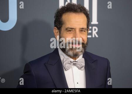 Tony Shalhoub besucht am 12. Januar 2020 die 25th Annual Critics' Choice Awards im Barker Hangar in Santa Monica, Los Angeles, Kalifornien, USA. Weltweite Verwendung Stockfoto