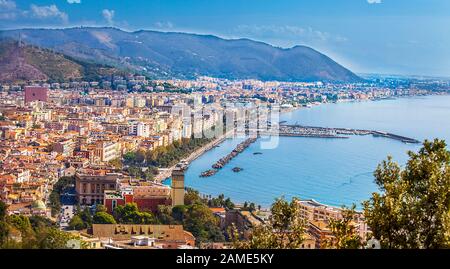 Blick auf Salerno und den Golf von Salerno Kampanien Italien Stockfoto