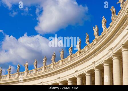Kolonnaden am Petersplatz in der Vatikanstadt Stockfoto