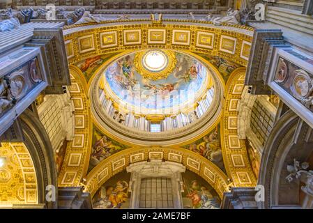 Inneneinrichtung des Petersdoms in der Vatikanstadt, der größten Kirche der Welt Stockfoto