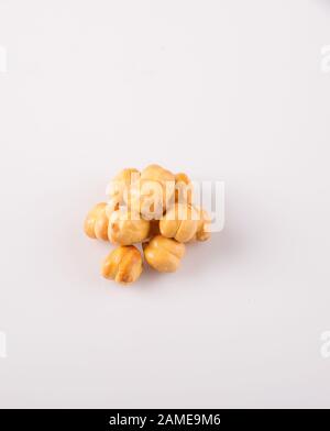 NUTS oder Candlenut auf einem neuen Hintergrund Stockfoto