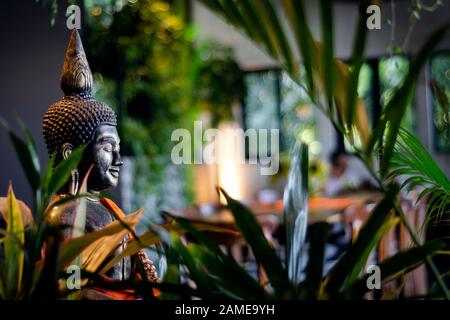 Buddha-Statue im Innengarten an der tropischen Bar in bangkok thailand Stockfoto