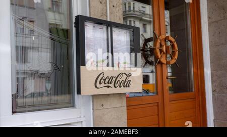 Budapest Ungarn 03 16 2019 Coca Cola Aufschrift neben dem Eingang zu einem Restaurant Stockfoto