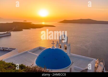 Drei Glocken von Fira bei Sonnenuntergang, eine griechische katholische Kirche in Fira, Santorini, Griechenland Stockfoto