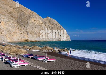 Perissa Beach in Santorini, Griechenland Stockfoto