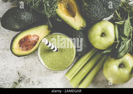 Grüner Brokkoli, Avocado, Spinat, apfelglätte in einem Glas und Zutaten für Smoothie-Hintergrund. Stockfoto