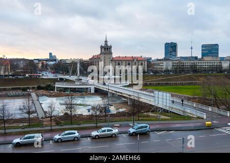 Vilnius, Litauen - 15. Dezember 2019: Stadtbild Innenstadt von Vilnius bei Sonnenuntergang Stockfoto