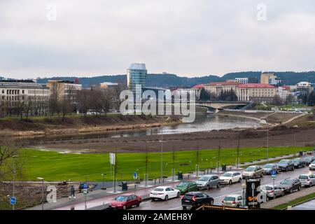 Vilnius, Litauen - 15. Dezember 2019: Stadtbild Innenstadt von Vilnius bei Sonnenuntergang Stockfoto