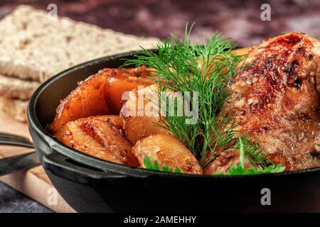 Ofengebackenes Huhn mit Gemüse und Kräutern. Hausgemachte Lebensmittel. Konzept für eine leckere und herzhafte Mahlzeit. Stockfoto