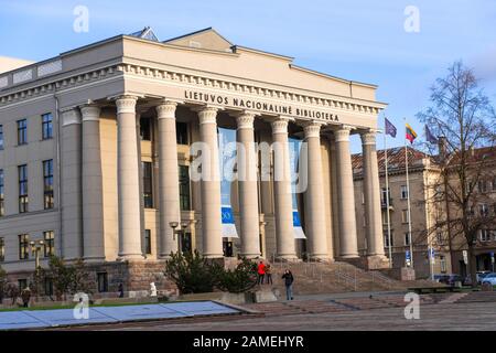 Vilnius, Litauen - 16. Dezember 2019: Das Gebäude der Martynas Mazvydas Nationalbibliothek von Litauen in Vilnius Stockfoto