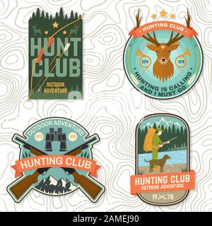 Einstellen der Jagd club Abzeichen. Vektor Konzept für T-Shirt, Aufkleber, Druck, Stempel, Patch. Vintage Typografie Design mit Jagd Gewehr, Wildschwein, Jäger, Bären, Hirsche, die Berge und den Wald. Hunt Club Emblem Stock Vektor