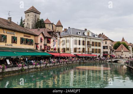 Annency, Frankreich - 27. Juli 2019: Touristen besuchen die mittelalterliche Altstadt von Annecy am Fluss Le Thiou im Savoy in Frankreich Stockfoto