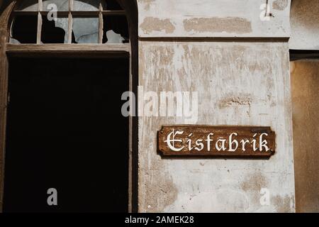 Foto von Holz-Eisfabrik oder Eis-Fabrikschild Stockfoto