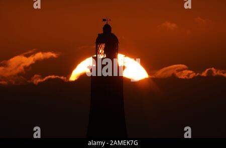 Die Sonne geht über den Leuchtturm von Tynemouth in Northumberland in Northumberland. Stockfoto