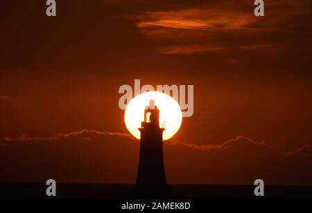 Die Sonne geht über den Leuchtturm von Tynemouth in Northumberland in Northumberland. Stockfoto