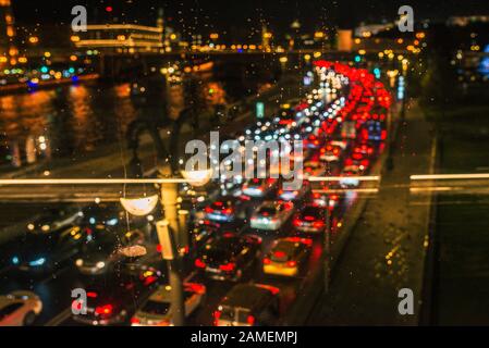 Verschwommene Lichter von Autos mit hohem Verkehrsaufkommen. Verkehr auf der Autobahn in der Stadt. Leuchtende Lichter. Stockfoto