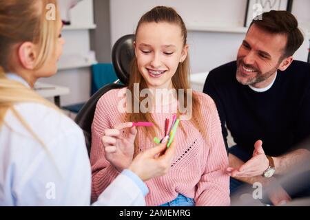 Mädchen, die die Farbe von Gummibändern für Hosenträger wählen Stockfoto