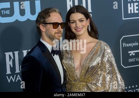 Anne Hathaway und Ehemann Adam Shulman nehmen am 12. Januar 2020 an den 25th Annual Critics' Choice Awards im Barker Hangar in Santa Monica, Los Angeles, Kalifornien, USA, mit. Weltweite Verwendung Stockfoto