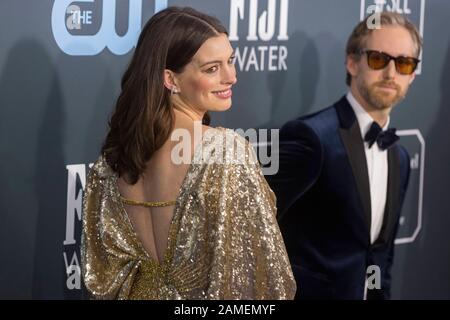 Anne Hathaway und Ehemann Adam Shulman nehmen am 12. Januar 2020 an den 25th Annual Critics' Choice Awards im Barker Hangar in Santa Monica, Los Angeles, Kalifornien, USA, mit. Weltweite Verwendung Stockfoto