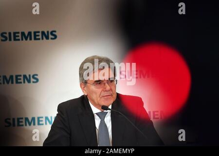 Joe KAESER (CEO, Management Chairman), hinter rotem Licht. Einzelbild, Einzelmotiv ausschneiden, Porträt, Porträt, Porträt. Pressekonferenz vor der Siemens-Hauptversammlung 2019 am 30. Januar 2019 in der Olympiahalle in München. Weltweite Verwendung Stockfoto