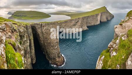 Dramatische atlantische Küste Klippen Landschaft in Vagar. Färöer Inseln Stockfoto