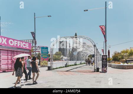 Perth, AUSTRALIEN - 26. Dezember 2019: Details zum Yagan Square in Perth CBD, einem der Hauptbereiche des Stadtzentrums Stockfoto