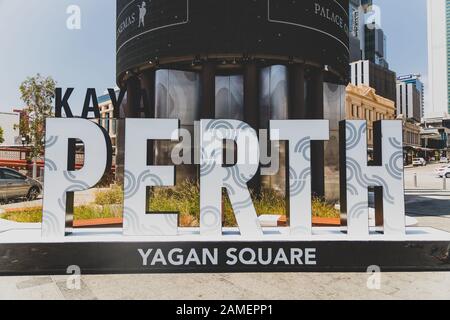 Perth, AUSTRALIEN - 26. Dezember 2019: Details zum Yagan Square in Perth CBD, einem der Hauptbereiche des Stadtzentrums Stockfoto