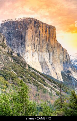 Yosemite National Park Blick bei Sonnenuntergang. Panorama von El Captain, Half Dome und Schachtelhalm Wasserfall. California, United States. Stockfoto