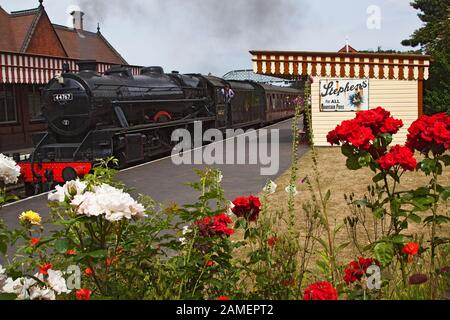 LMS schwarz fünf Dampflok 44767 George Stephenson in Weybourne Railway Station North Norfolk Stockfoto