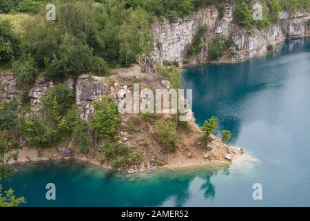 Zakrzowek Lagune, ehemaliger Steinbruch mit sauberem azurblauem Wasser. Krakow, Polen. Stockfoto