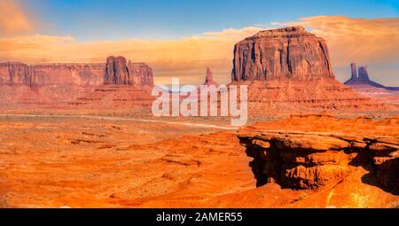 Iconic Blick auf das Monument Valley Navajo Tribal Park bei Sonnenuntergang, Utah/Arizona, USA. Stockfoto