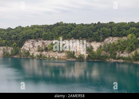 Zakrzowek Lagune, ehemaliger Steinbruch mit sauberem azurblauem Wasser. Krakow, Polen. Stockfoto