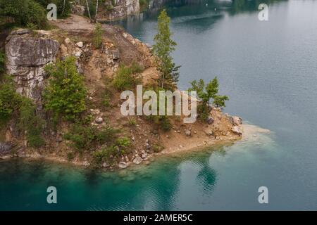 Zakrzowek Lagune, ehemaliger Steinbruch mit sauberem azurblauem Wasser. Krakow, Polen. Stockfoto