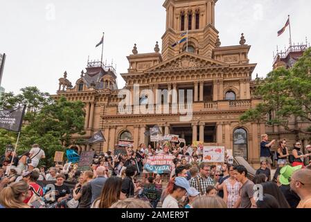 Sydney, Australien 10. Januar 2020: Eine Menge, die auf mehr als dreißigtausend Menschen geschätzt wurde, versammelte sich in der Sydney Town Hall und marschierte dann an einem heißen Freitagabend durch die Stadt. Sie waren da, um die Feuer- und Einsatzkräfte sowie die Besatzungen zu unterstützen und zu danken, die mit den massiven australischen Bränden zu tun haben, und um gegen die Untätigkeit ihrer Regierungen wegen des Klimawandels zu protestieren. Premierminister Scott Morrison (ScoMo) wurde besonders erwähnt und auf vielen abfälligen Protestplakaten vorgestellt. Kredit: Stephen Dwyer/Alamy News Stockfoto