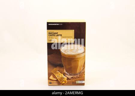 Alberton, Südafrika - eine Packung Woolworths Food-Luxury-Caffe Latte Sachets isoliert auf einem klaren Hintergrundbild in horizontalem Format Stockfoto
