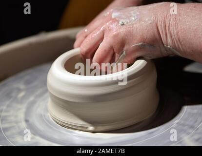 Arbeiten mit Keramik Stockfoto
