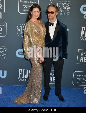 Los Angeles, USA. Januar 2020. Anne Hathaway, Adam Shulman 179 nimmt am 12. Januar 2020 im Barker Hangar in Santa Monica, Kalifornien, Credit: Tsuni/USA/Alamy Live News, an den 25th Annual Critics' Choice Awards Stockfoto