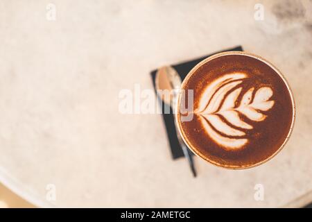 Tasse Kaffee und Kaffeebohnen Kaffeetassen in einem Café Stockfoto