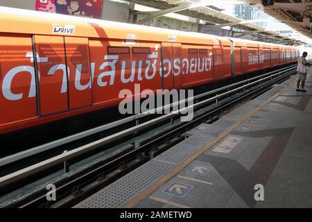 Der BTS Skytrain-Zug hielt am Bahnhof in Bangkok, Thailand. Stockfoto