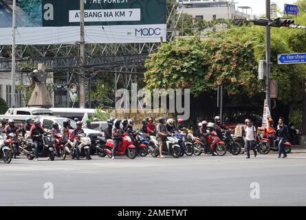 Bangkok, Thailand - 26. Dezember 2019: Roller und Motorräder warten auf die Ampel, um grün zu werden. Stockfoto