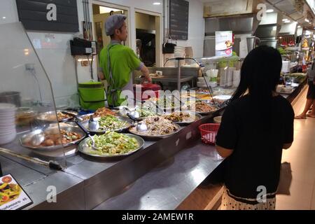 Bangkok, Thailand: Lebensmittelplatz MBK Food Island im 6. Stock. Es gibt viele Stände, die verschiedene Portionen zum Essen zu günstigen Preisen anbieten. Stockfoto