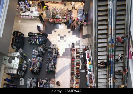 Bangkok, Thailand - 27. Dezember 2019: Einkaufszentrum MBK Centre innen. Luftansicht. Selektiver Fokus. Stockfoto