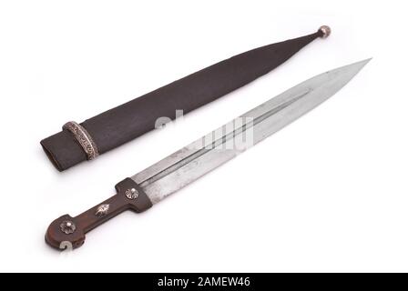 Wunderschönes Beispiel für kaukasischen Dolch mit Klinge aus Damaszener Stahl in Form von Rom-Schwert. Jahrhundert (Zeit der russisch-kaukasischen Kriege (1816-1864)). Stockfoto